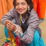 Is the media doing the right thing on the occasion of Kumbh Mela? The girl who became famous after coming to Kumbh Mela is Mona Lisa.